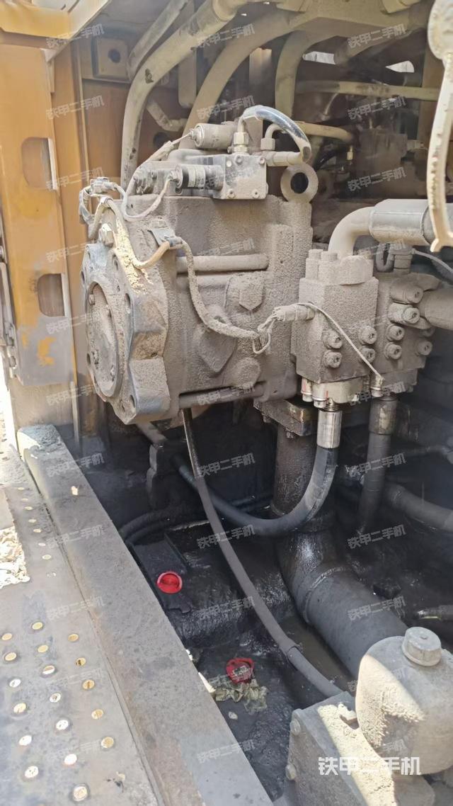 液壓泵艙室正面整體(整機外觀) 液壓泵艙室正面整體(整機外觀)