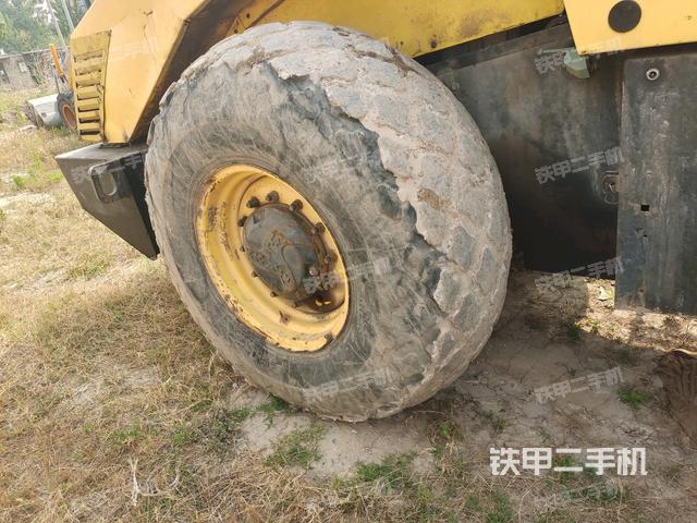 后輪左側全景（壓路機前后車架）