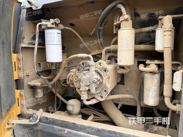 液压泵舱室正面整体（整机外观）