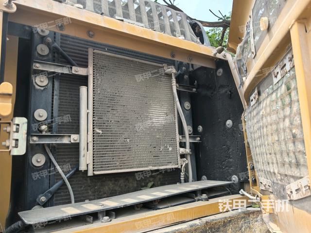 散熱器正面(大件艙室) 散熱器正面(大件艙室)