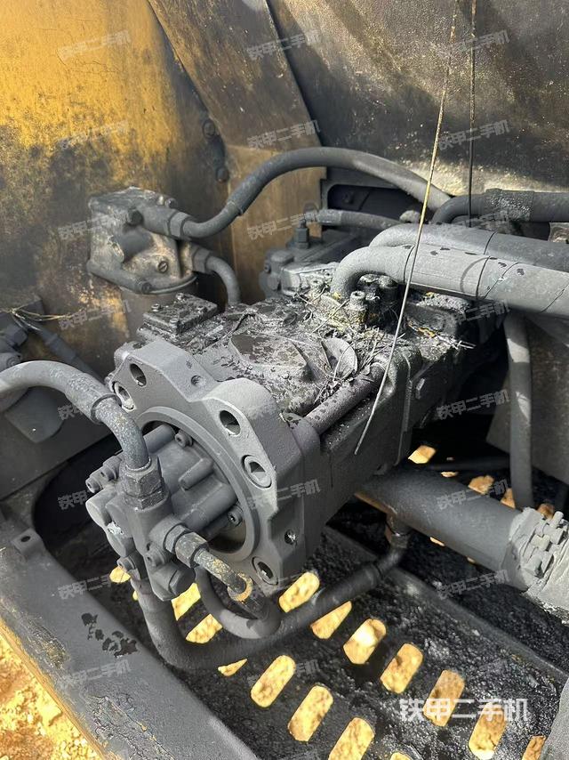 液壓泵艙室正面整體(整機(jī)外觀) 液壓泵艙室正面整體(整機(jī)外觀)