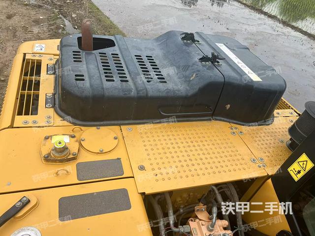 駕駛室頂部(整機(jī)外觀) 駕駛室頂部(整機(jī)外觀)
