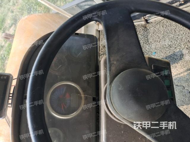 駕駛室側(cè)向上照全景（壓路機(jī)駕駛室）