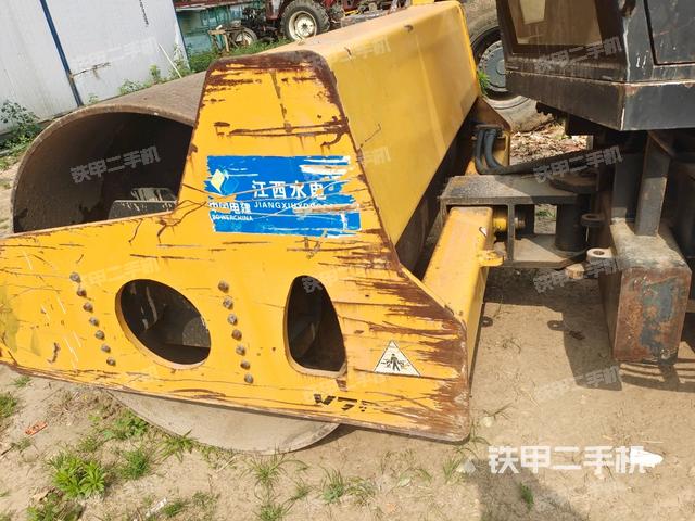 正后侧（压路机前后车架）