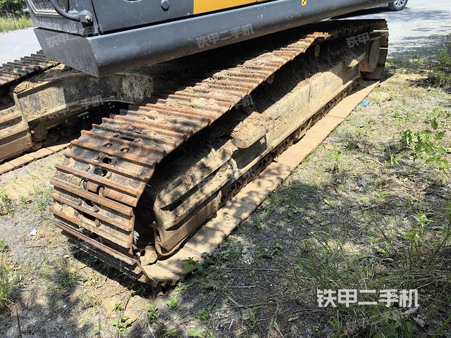 單側(cè)履帶整體(整機(jī)外觀) 單側(cè)履帶整體(整機(jī)外觀)