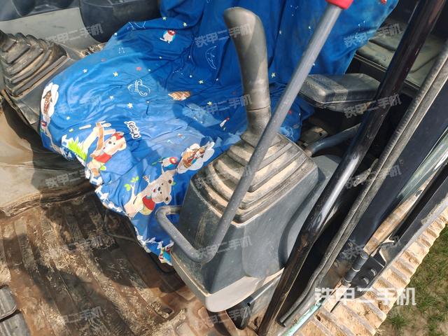 行走控制手柄和踏板?俯拍(駕駛室部分) 行走控制手柄和踏板?俯拍(駕駛室部分)