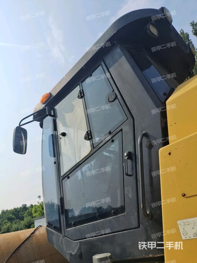 右側(cè)正面照（壓路機(jī)駕駛室）