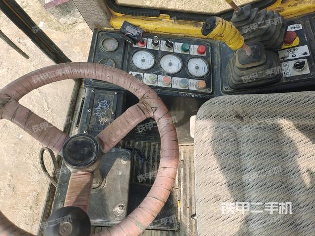 駕駛室頂蓬內(nèi)（壓路機駕駛室）