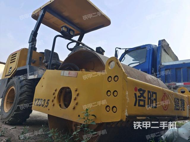 右前45°(压路机整机外观) 右前45°(压路机整机外观)