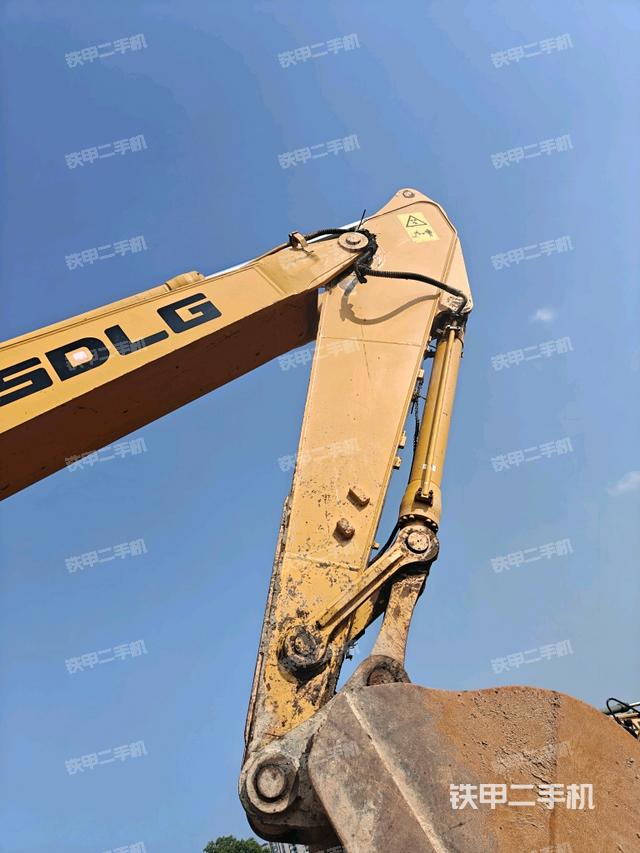 大臂根部 斜视(工作和回转装置) 大臂根部 斜视(工作和回转装置)
