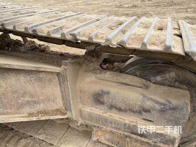 單側(cè)履帶整體(整機(jī)外觀) 單側(cè)履帶整體(整機(jī)外觀)