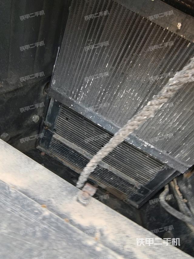 發(fā)動(dòng)機(jī)右側(cè)全景（壓路機(jī)發(fā)動(dòng)機(jī)艙）