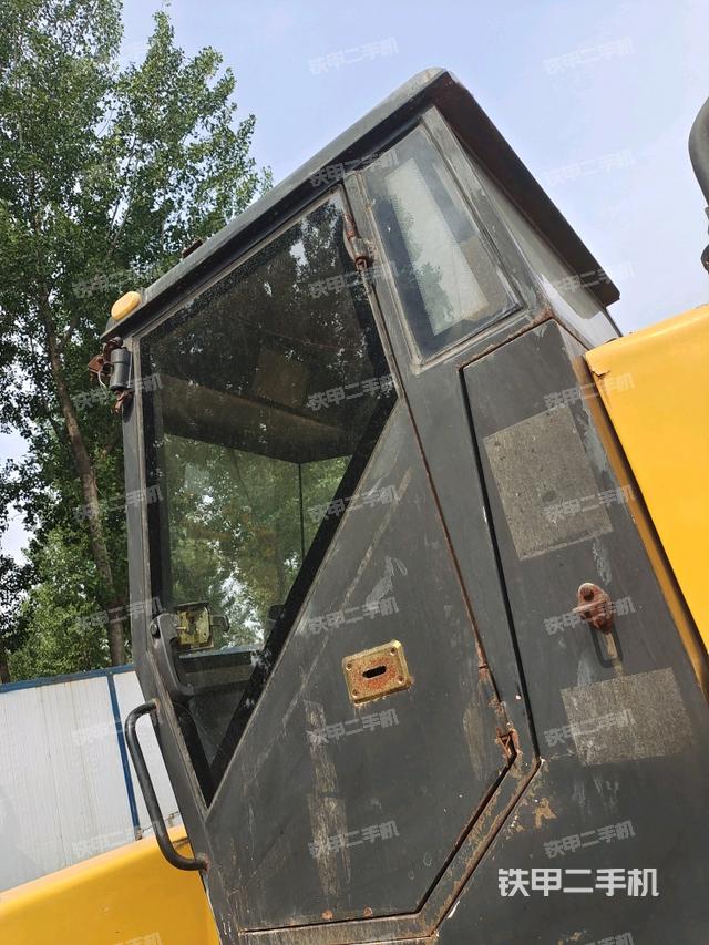 左侧正面照（压路机驾驶室）