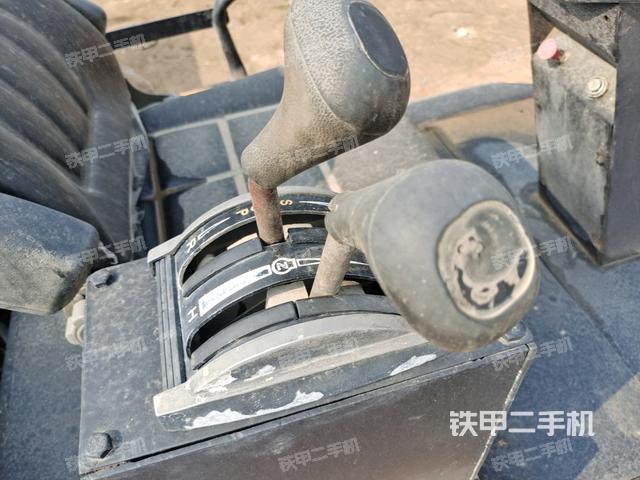 駕駛室側(cè)向上照全景（壓路機(jī)駕駛室）