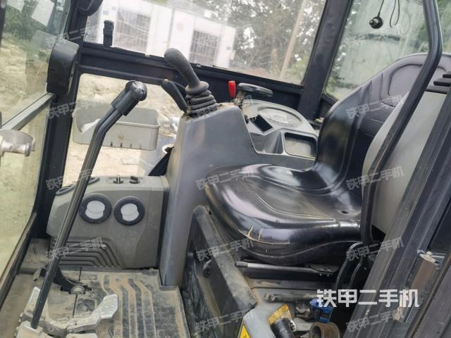 駕駛室整體(整機(jī)外觀) 駕駛室整體(整機(jī)外觀)