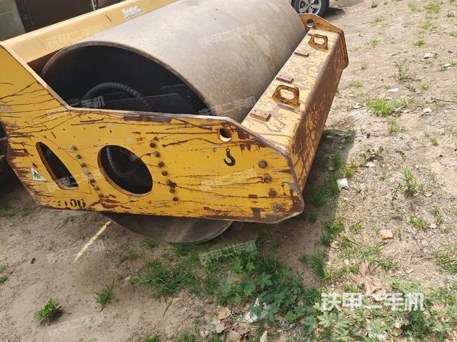 前车架正左侧（压路机前后车架）