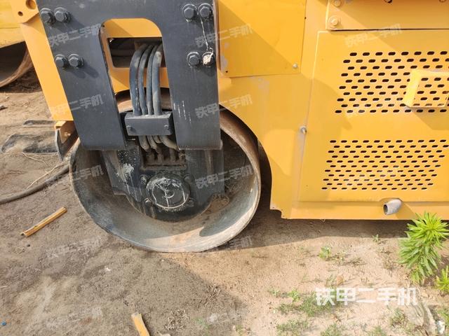 后輪右側(cè)全景（壓路機(jī)前后車架）