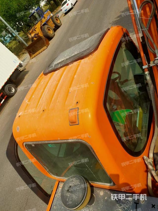 驾驶室顶部(整机外观) 驾驶室顶部(整机外观)