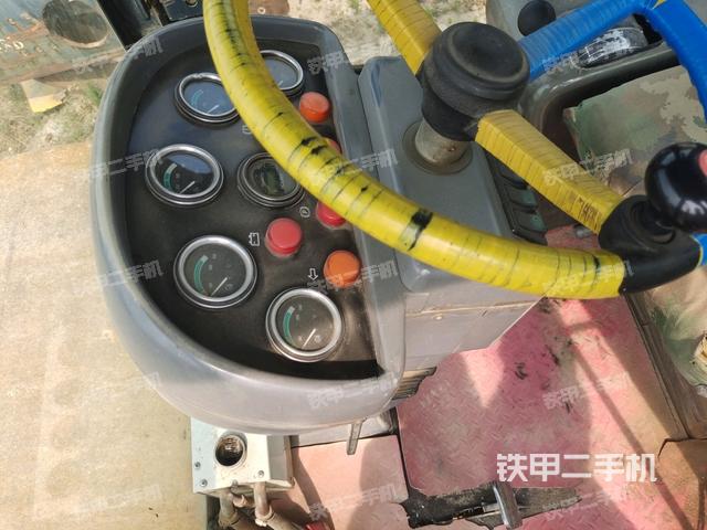 操作台全景(压路机驾驶室) 操作台全景(压路机驾驶室)
