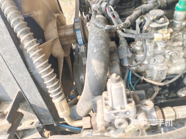 发动机上部全景(压路机发动机舱) 发动机上部全景(压路机发动机舱)