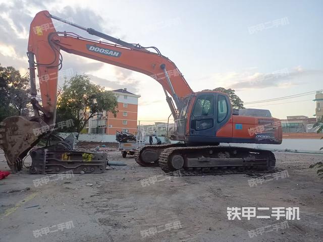 斗山DX300LC-9C挖掘機