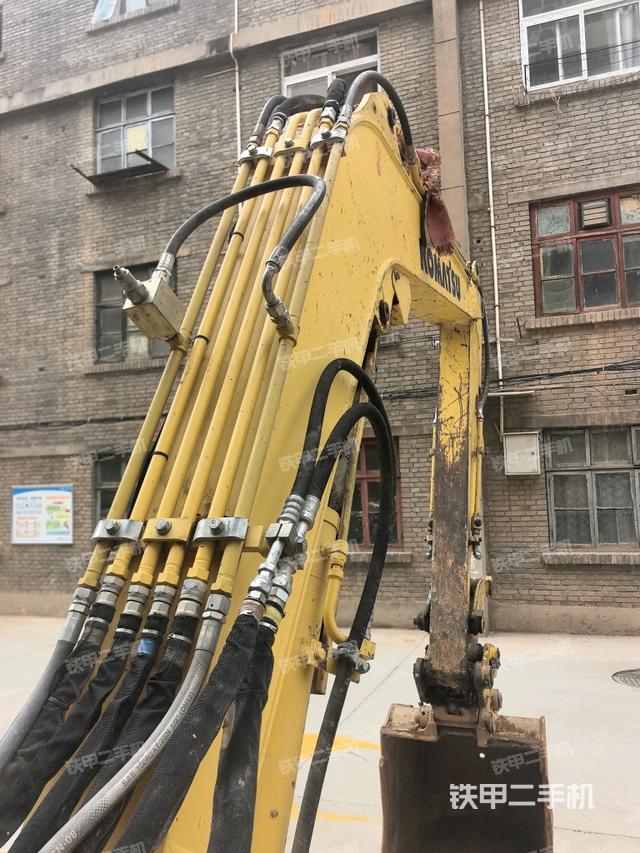 大臂背部俯視(工作和回轉(zhuǎn)裝置) 大臂背部俯視(工作和回轉(zhuǎn)裝置)