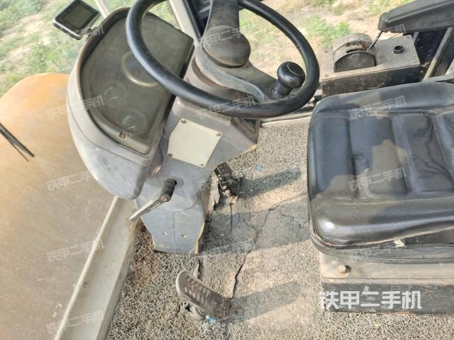 駕駛室頂蓬內(nèi)（壓路機(jī)駕駛室）