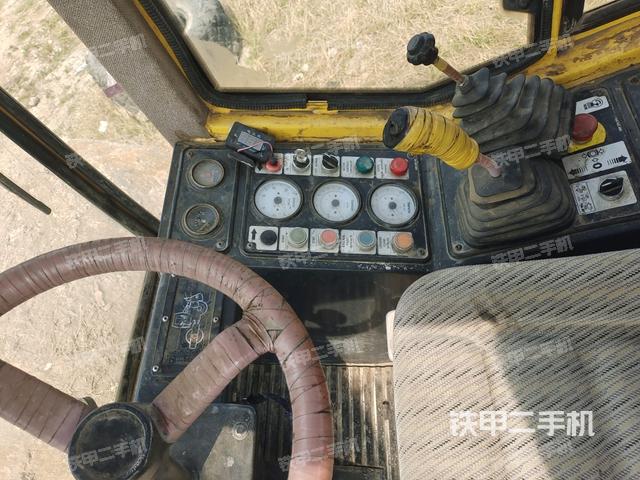 操作臺全景（壓路機駕駛室）