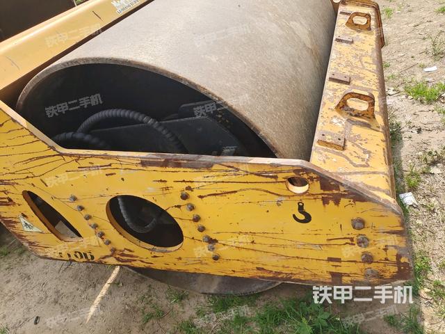 后轮左侧全景（压路机前后车架）