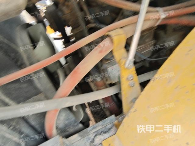 發(fā)動(dòng)機(jī)上部全景（壓路機(jī)發(fā)動(dòng)機(jī)艙）