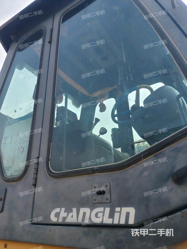 左侧正面照(压路机驾驶室) 左侧正面照(压路机驾驶室)