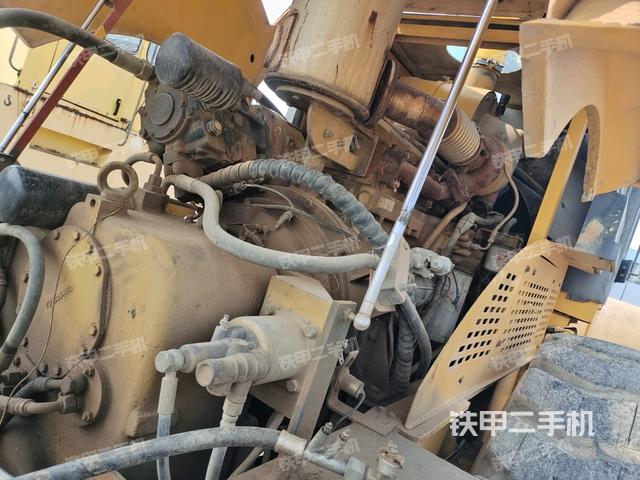 发动机右侧全景(压路机发动机舱) 发动机右侧全景(压路机发动机舱)