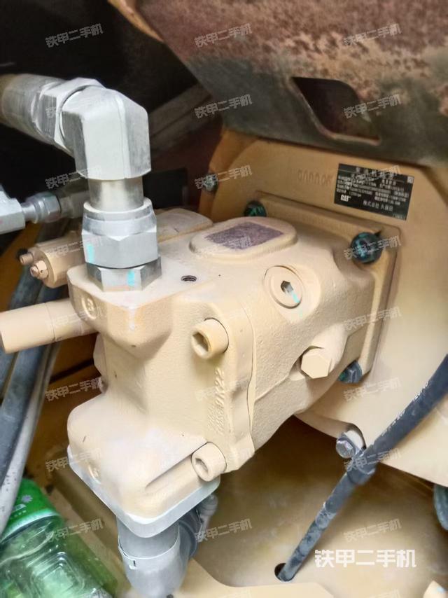 液壓泵艙室正面整體(整機外觀) 液壓泵艙室正面整體(整機外觀)