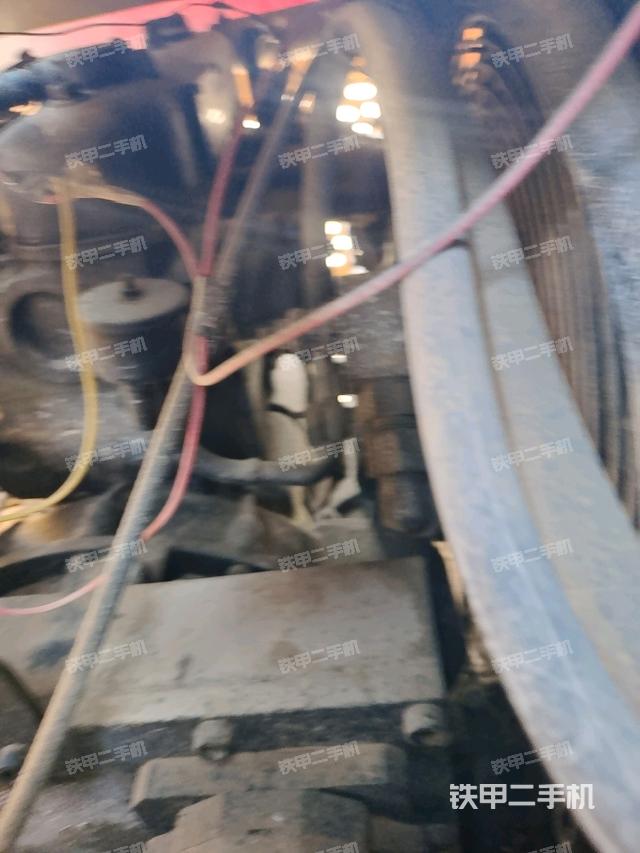 發(fā)動機(jī)艙液壓泵全景（壓路機(jī)發(fā)動機(jī)艙）