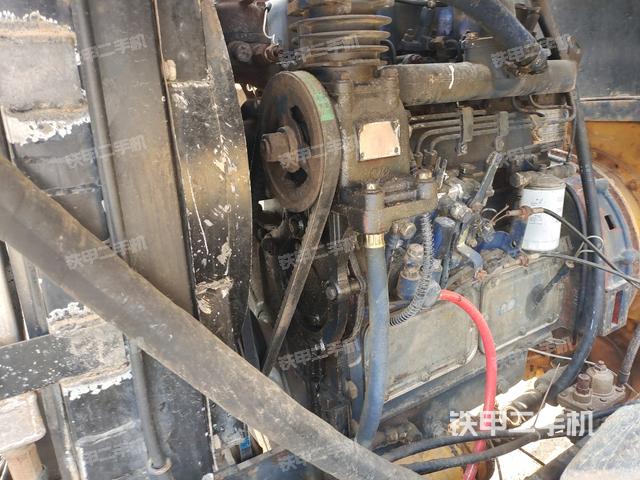 发动机上部全景（压路机发动机舱）