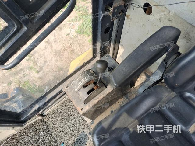 操作臺(tái)全景（壓路機(jī)駕駛室）