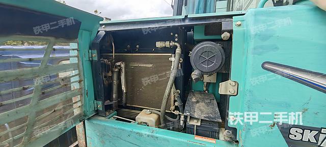 液压泵舱室正面整体（整机外观）