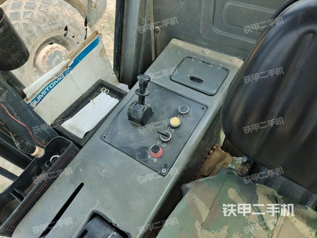 仪表盘全景(压路机驾驶室) 仪表盘全景(压路机驾驶室)