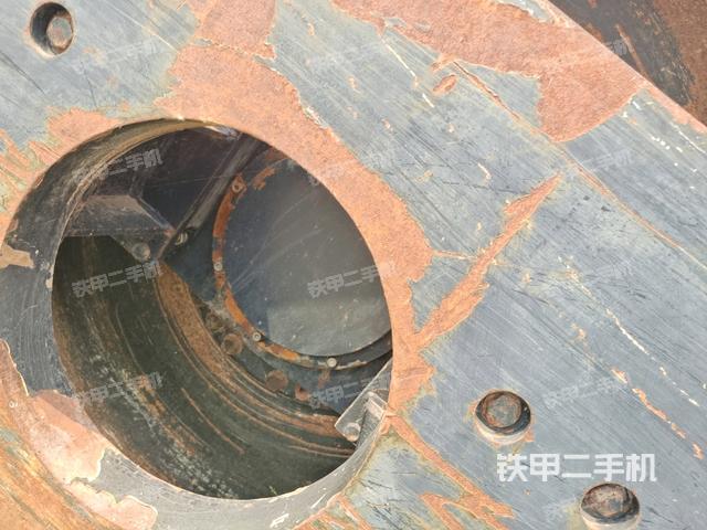 鉸接正左側(cè)（壓路機(jī)前后車架）