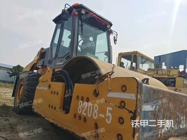 右前45°(压路机整机外观) 右前45°(压路机整机外观)