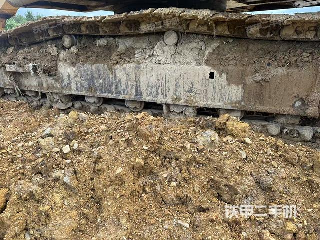 單側(cè)履帶整體(整機(jī)外觀) 單側(cè)履帶整體(整機(jī)外觀)