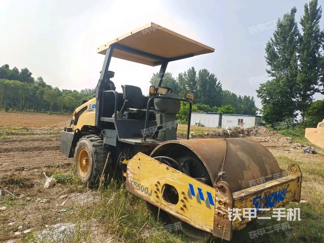 右前45°(压路机整机外观) 右前45°(压路机整机外观)