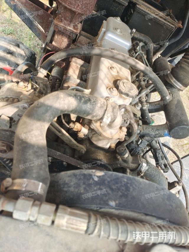 柴油泵全景(压路机发动机舱) 柴油泵全景(压路机发动机舱)