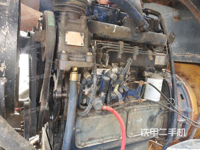 发动机左侧全景（压路机发动机舱）