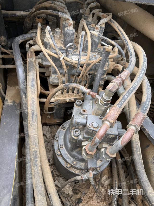 回转马达和主控阀（整机外观）