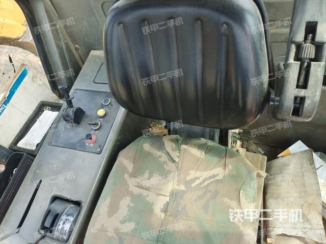 驾驶室内座椅、仪表操作手柄全景(压路机驾驶室) 驾驶室内座椅、仪表操作手柄全景(压路机驾驶室)