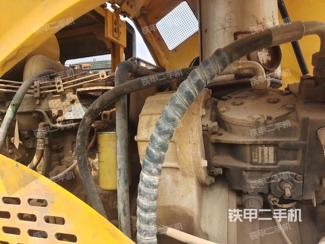 分动箱或变速箱(压路机发动机舱) 分动箱或变速箱(压路机发动机舱)