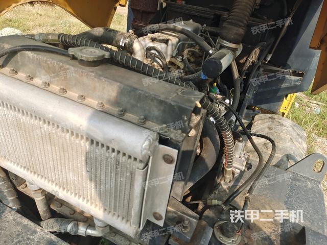 发动机舱全景(压路机发动机舱) 发动机舱全景(压路机发动机舱)