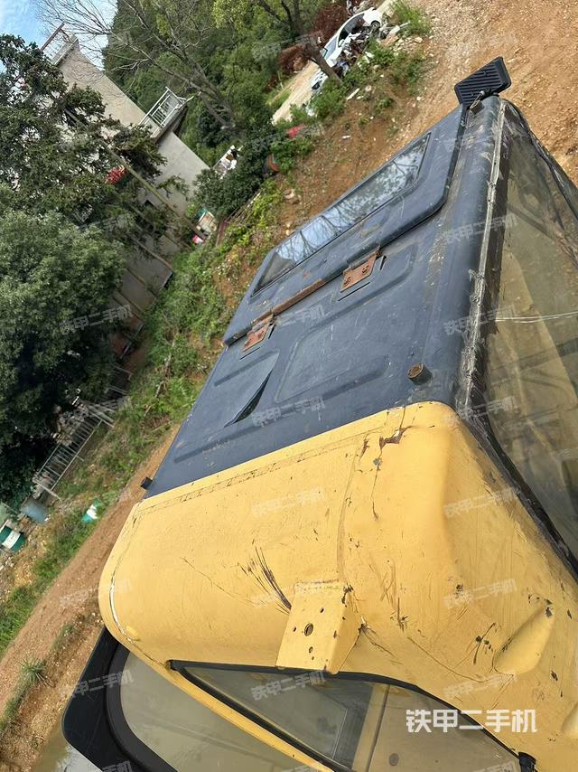 駕駛室頂部(整機(jī)外觀) 駕駛室頂部(整機(jī)外觀)