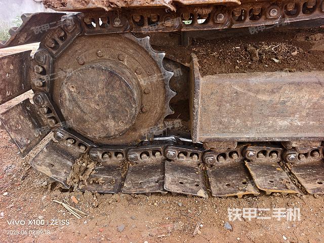 單側(cè)履帶整體(整機(jī)外觀) 單側(cè)履帶整體(整機(jī)外觀)